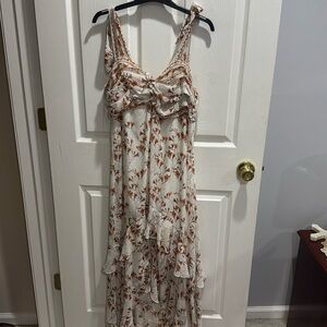 Beautiful detail white maxi dress with tied sleeves